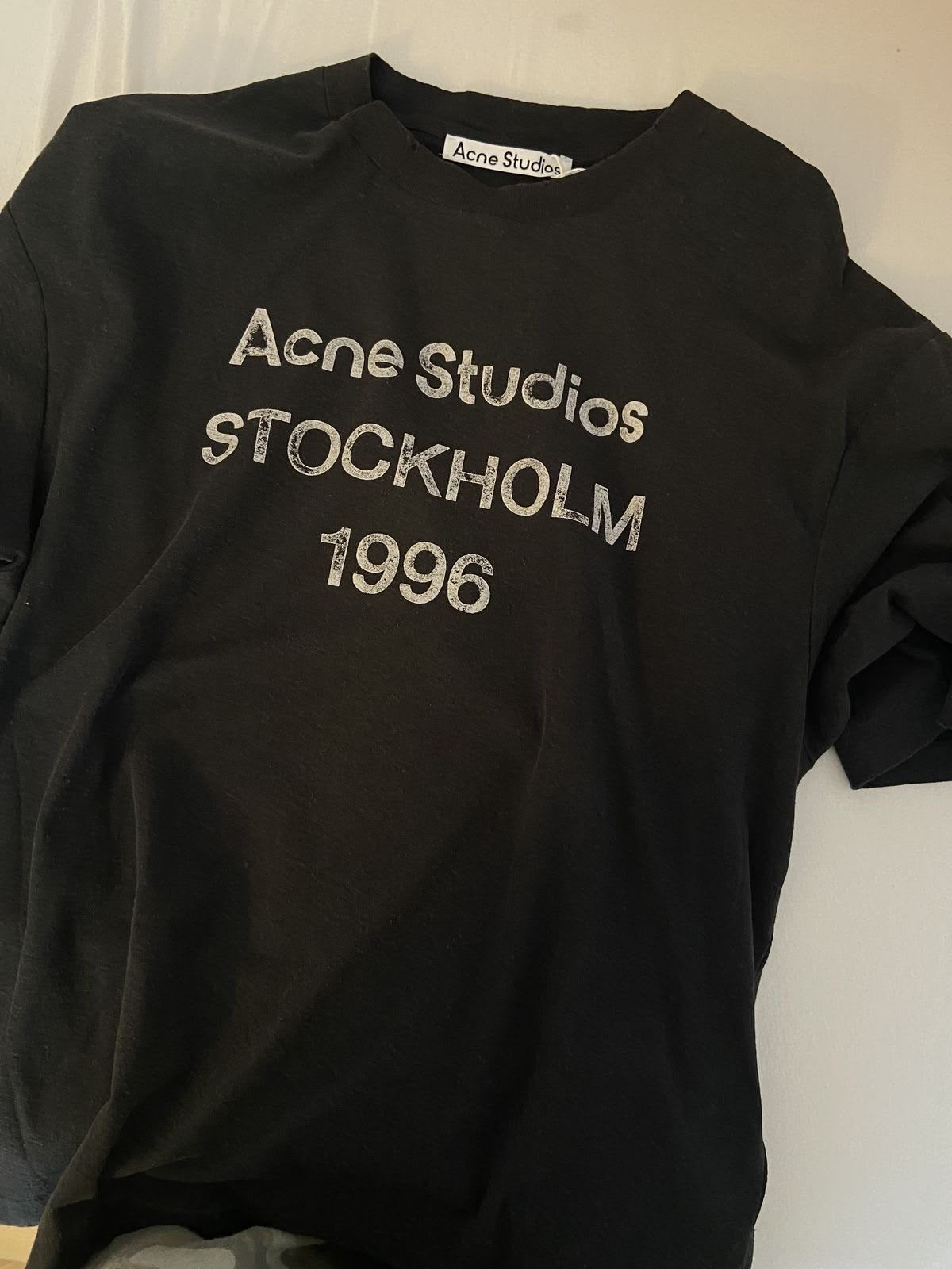 חולצת טי Acne Studios סטוקהולם 1996 — תצוגת אווירה